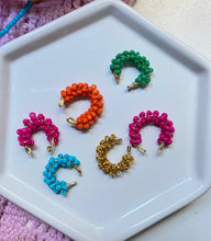 Cargar imagen en el visor de la galería, EarCuff beaded
