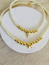 Cargar imagen en el visor de la galería, Collar de perlas con inicial
