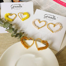 Cargar imagen en el visor de la galería, Aretes de corazón
